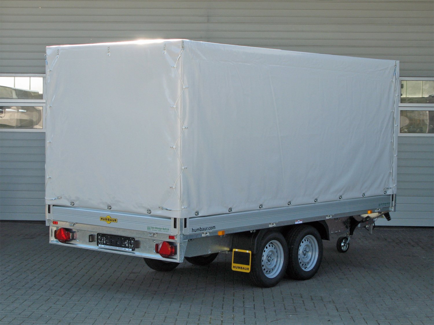 Humbaur Pritschenhochlader HT354121 – Planenaufbau 2000 mm – Ladefläche 410 × 210 cm – 3500 kg – Tandemachser – Ansicht 3