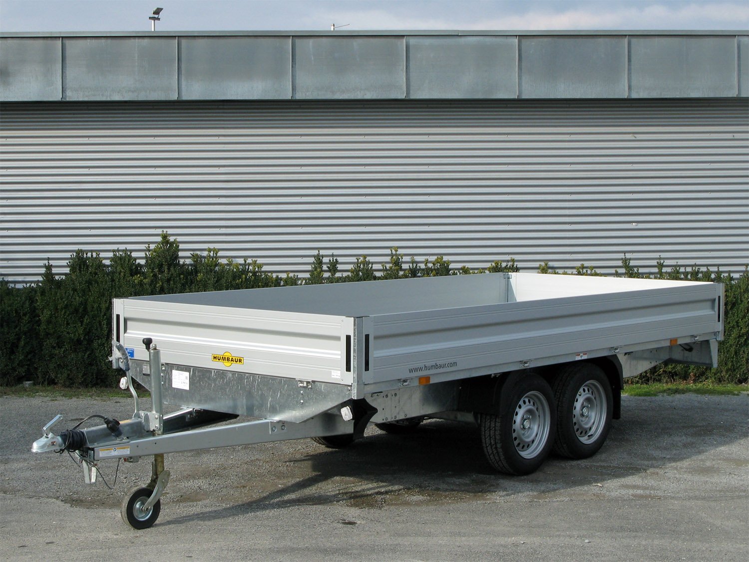 Humbaur Pritschenhochlader HT355225 GR – geschweißter Rahmen, 14 Zurringe – Ladefläche 522 × 247 cm – 3500 kg – Tandemachser – Ansicht 1