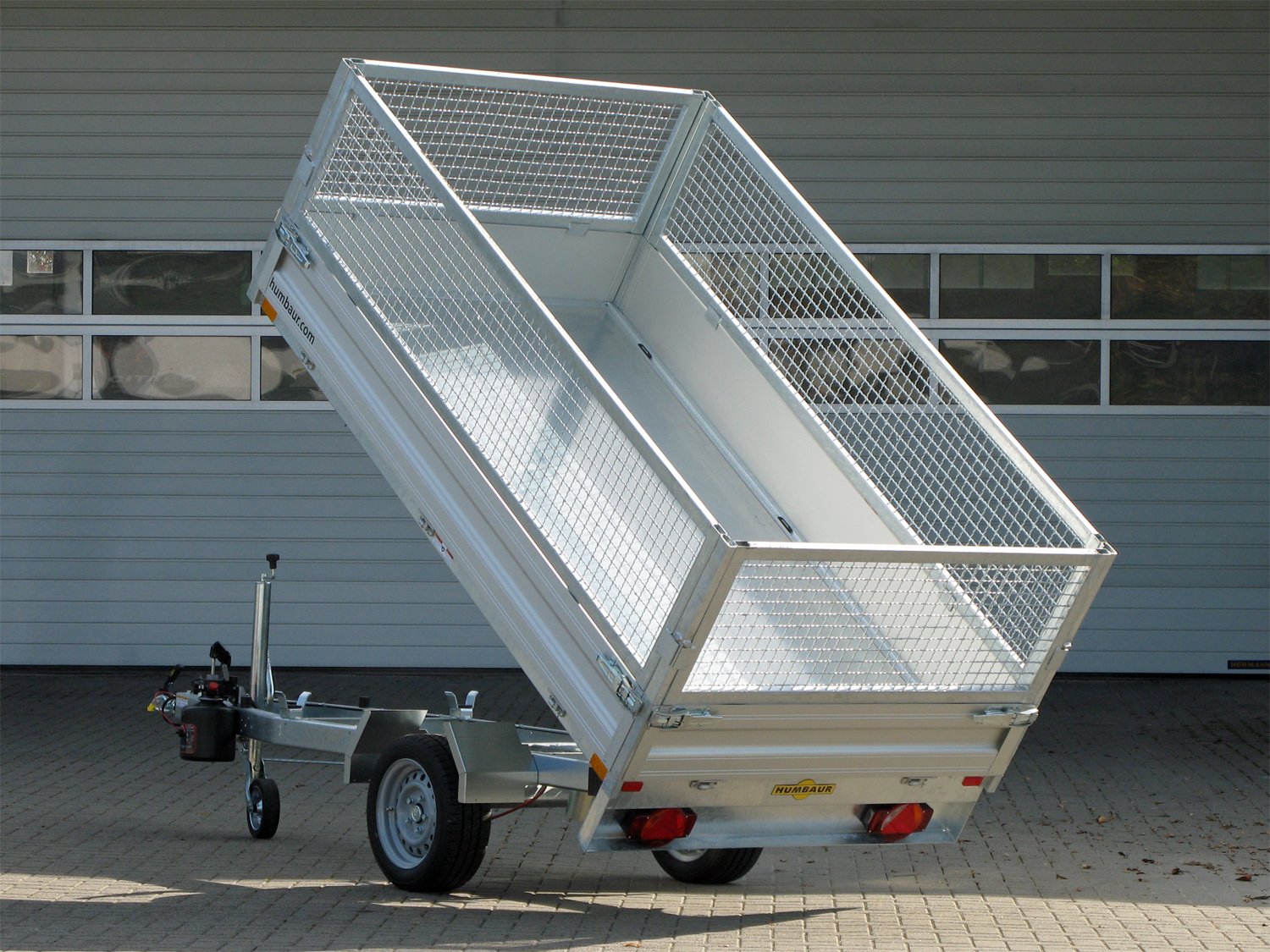 Humbaur Rückwärtskipper HUK 152715 – Gitteraufsatz und FLEXePUMP – Ladefläche 268 × 150 cm – 1500 kg – Einachser – Ansicht 1