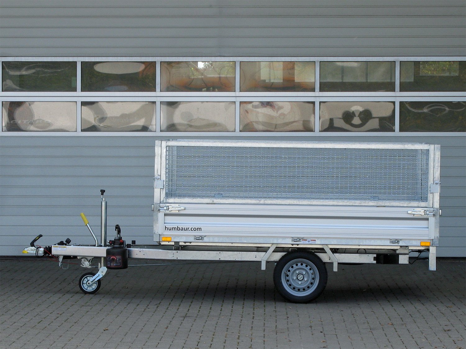 Humbaur Rückwärtskipper HUK 152715 – Gitteraufsatz und FLEXePUMP – Ladefläche 268 × 150 cm – 1500 kg – Einachser – Ansicht 3