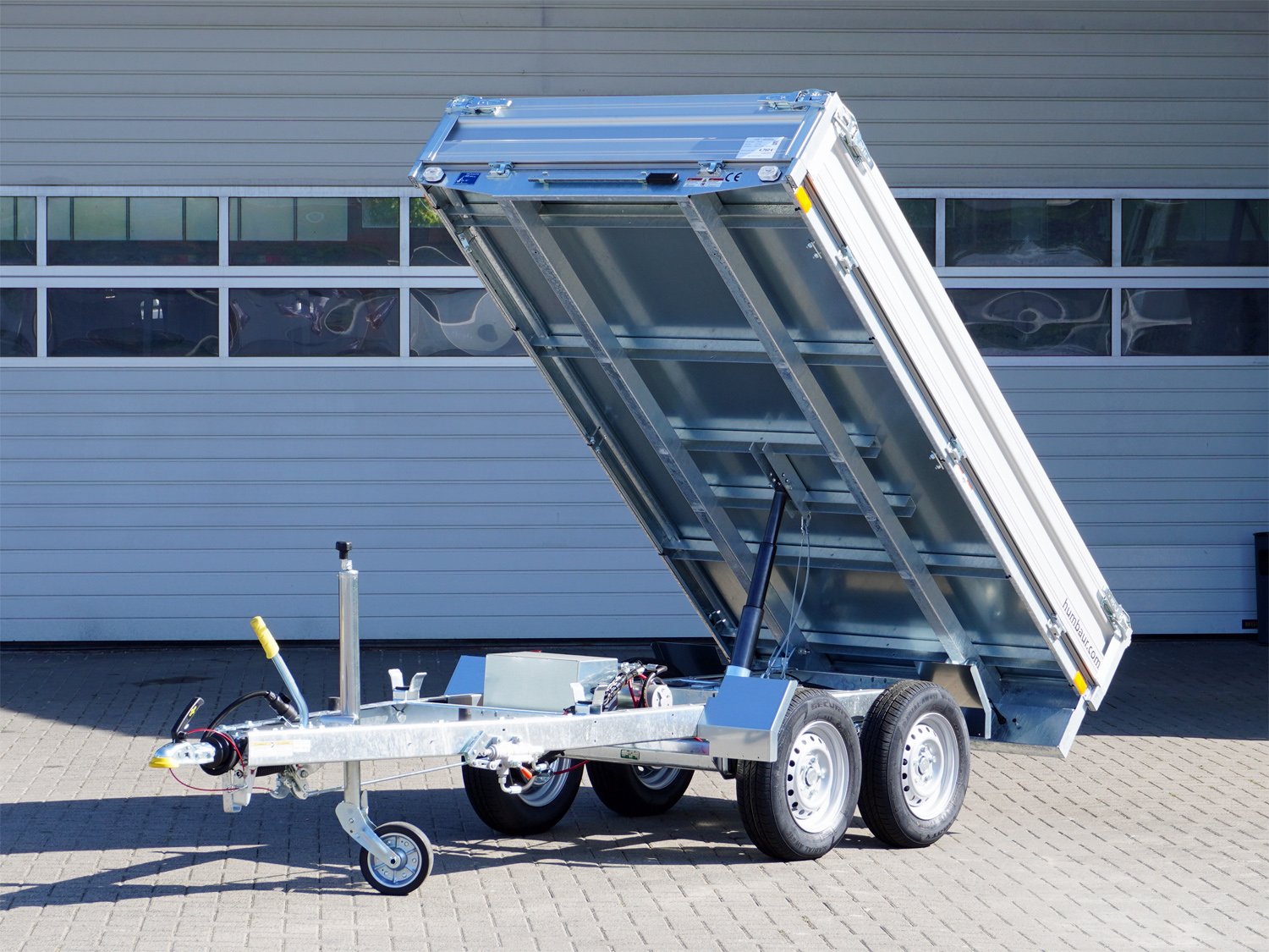 Humbaur Rückwärtskipper HUK 202715 – E Pumpe mit Nothandpumpe – Ladefläche 268 × 150 cm – 2000 kg – Tandemachser – Ansicht 1