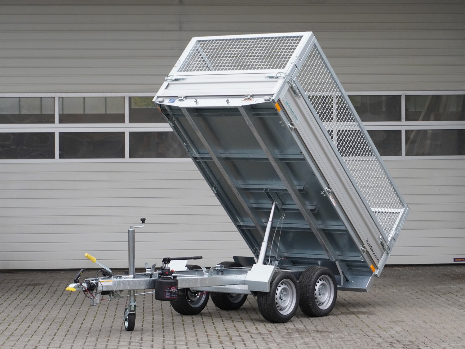 Humbaur Rückwärtskipper HUK 272715 – Gitteraufsatz – Ladefläche 268 × 150 cm – 2700 kg – Tandemachser – Ansicht 1