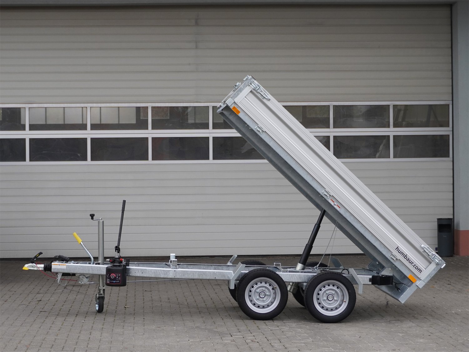 Humbaur Rückwärtskipper HUK 272715 – Ladefläche 268 × 150 cm – 2700 kg – Tandemachser – Ansicht 2