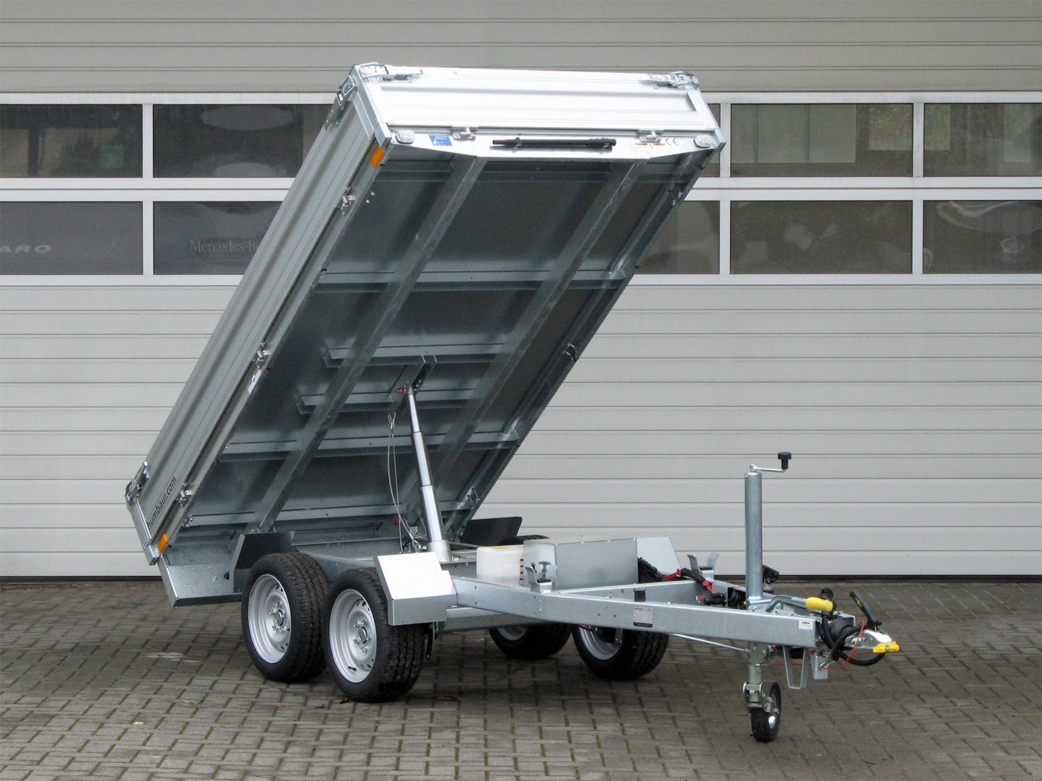 Humbaur Rückwärtskipper HUK 273117 – E-Pumpe Nothandpumpe – Ladefläche 314 × 175 cm – 2700 kg – Tandemachser – Ansicht 1