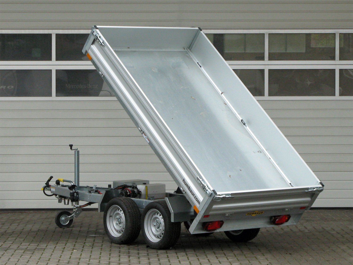 Humbaur Rückwärtskipper HUK 273117 – E-Pumpe Nothandpumpe – Ladefläche 314 × 175 cm – 2700 kg – Tandemachser – Ansicht 2