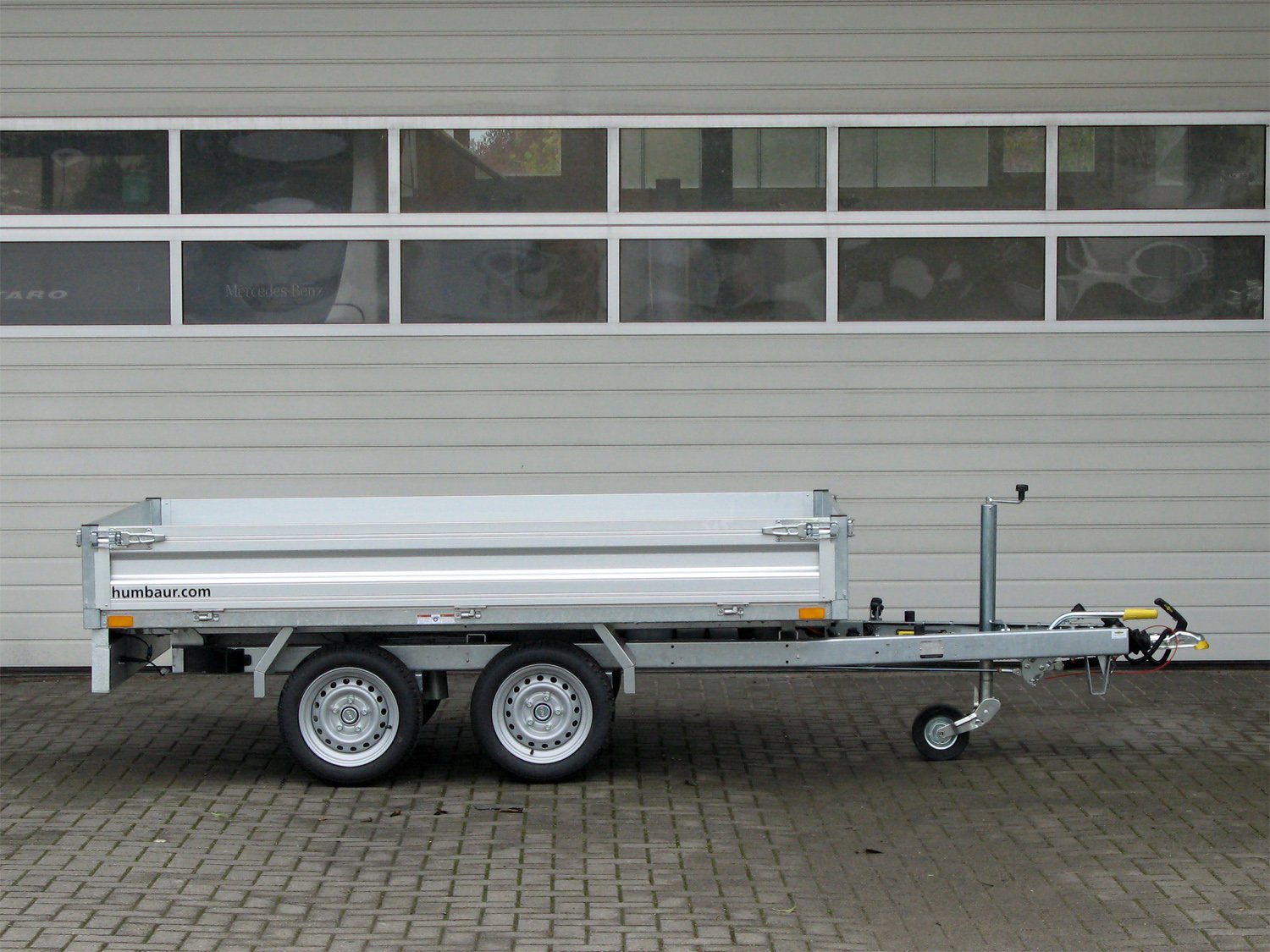 Humbaur Rückwärtskipper HUK 273117 – E-Pumpe Nothandpumpe – Ladefläche 314 × 175 cm – 2700 kg – Tandemachser – Ansicht 3