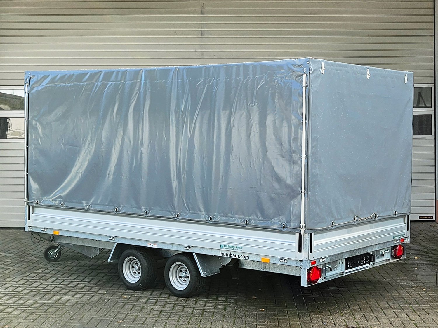 Humbaur Universaltransporter Universal 3000 – Hochplane, Alu-BW, Auffahrbohlen – Ladefläche 400 × 203 cm – 3000 kg – Tandemachser – Ansicht 1