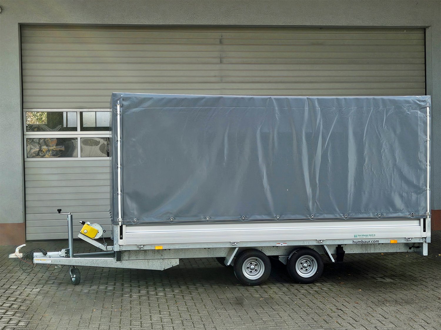 Humbaur Universaltransporter Universal 3000 – Hochplane, Alu-BW, Auffahrbohlen – Ladefläche 400 × 203 cm – 3000 kg – Tandemachser – Ansicht 2