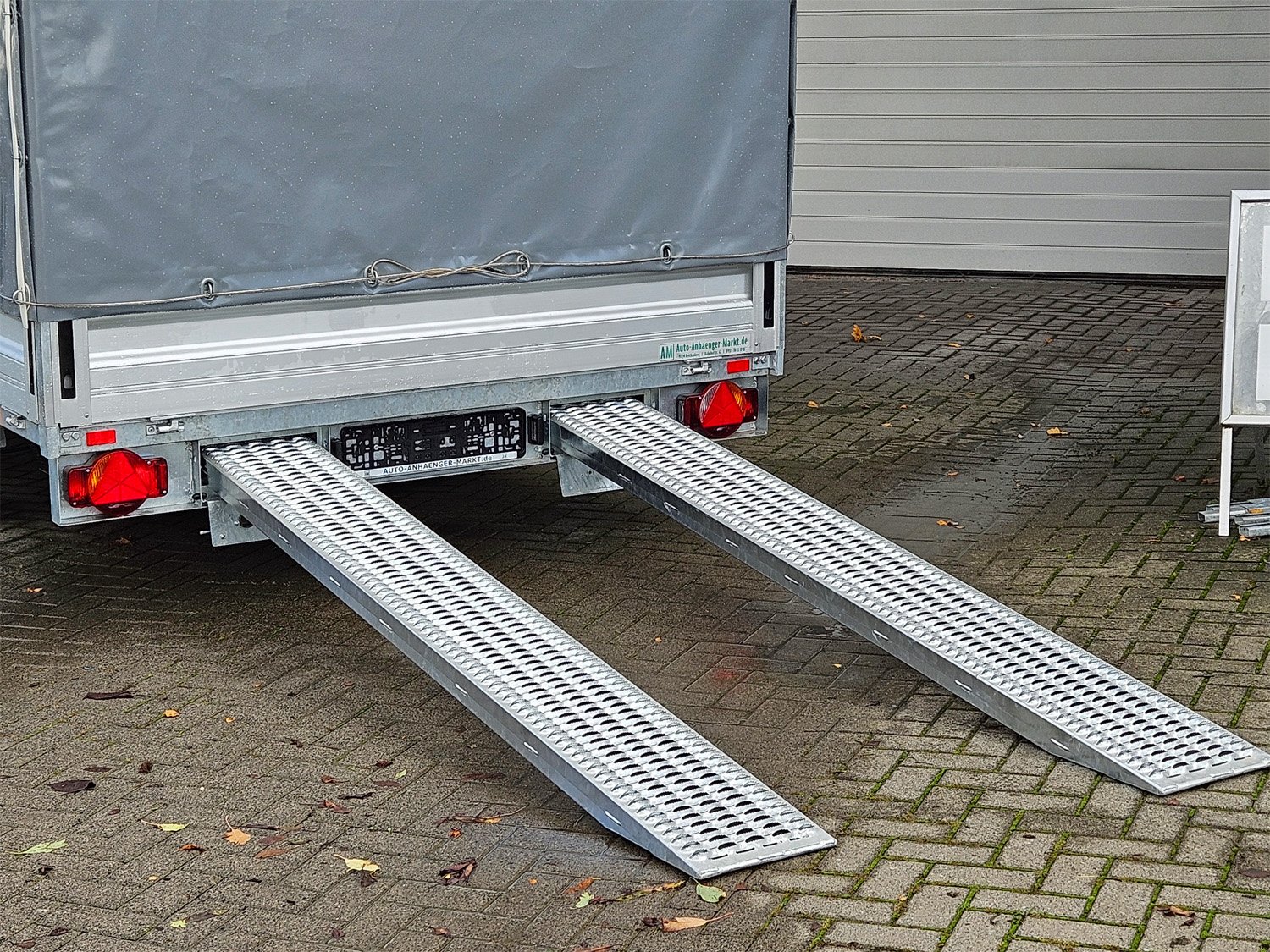 Humbaur Universaltransporter Universal 3000 – Hochplane, Alu-BW, Auffahrbohlen – Ladefläche 400 × 203 cm – 3000 kg – Tandemachser – Ansicht 4