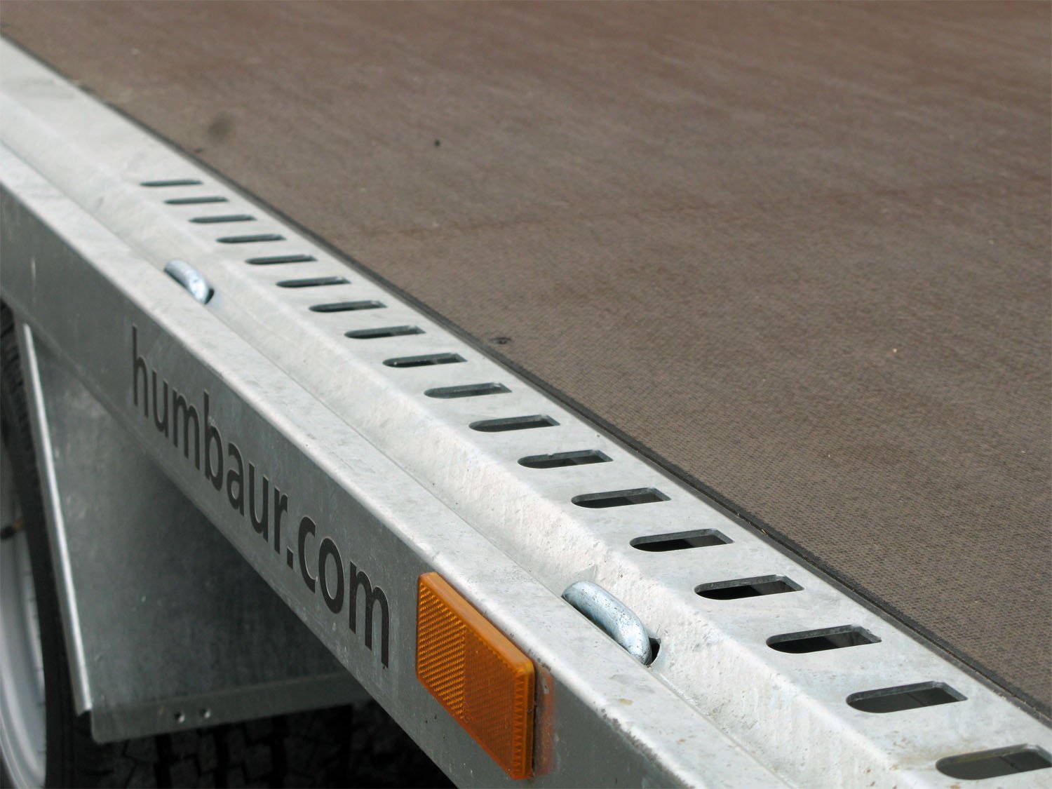 Humbaur Universaltransporter Universal 3000 – Seilwinde und Auffahrbohlen – Ladefläche 400 × 203 cm – 3000 kg – Tandemachser – Ansicht 4