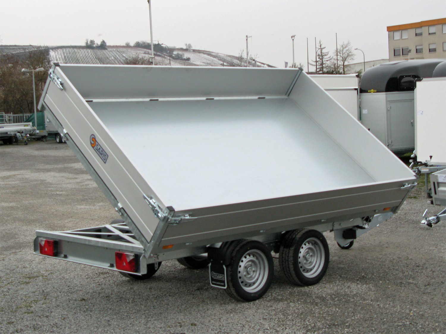 Saris 3-Seiten-Kipper K3 306 170 2700 2 E – E-Pumpe – Ladefläche 306 × 170 cm – 2700 kg – Tandemachser – Ansicht 1