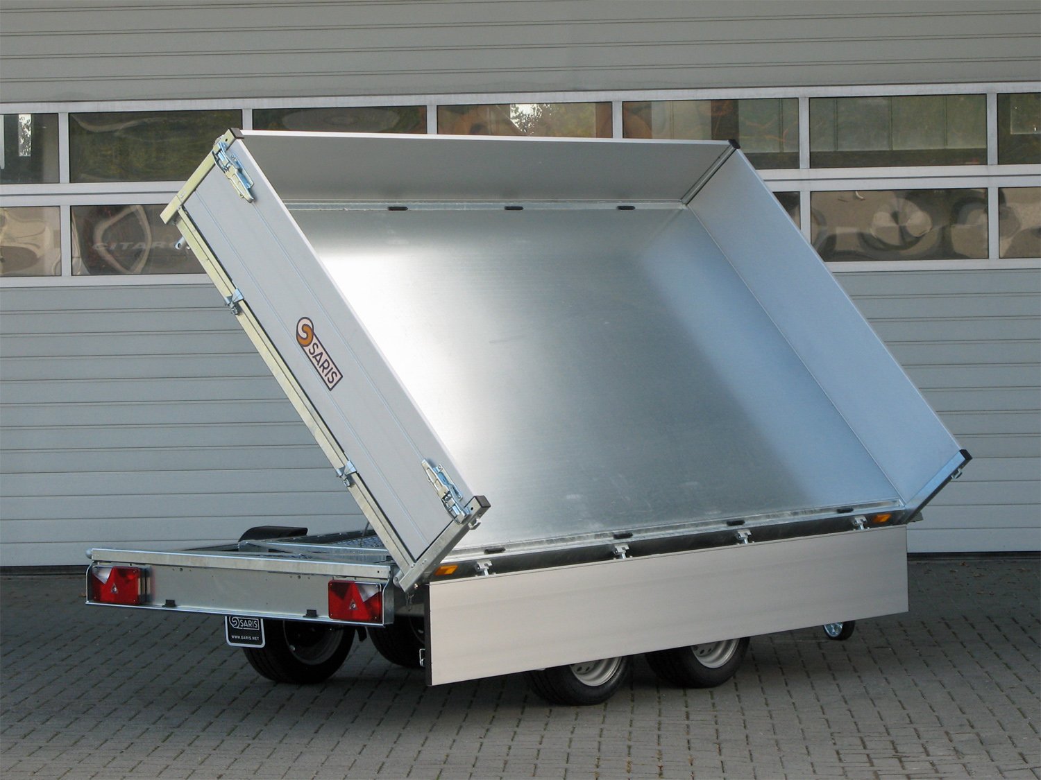 Saris 3-Seiten-Kipper K3 306 170 2700 2 E35 Profi – E-Pumpe Nothandp, Rampen integr. 35 er BW – Ladefläche 306 × 170 cm – 2700 kg – Tandemachser – Ansicht 1