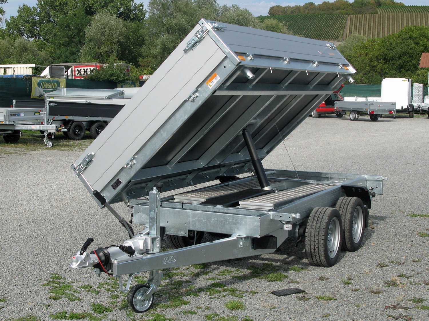 Saris 3-Seiten-Kipper K3 306 170 3500 2 E Profi – E-Pumpe, Rampen u. Stützen – Ladefläche 306 × 170 cm – 3500 kg – Tandemachser – Ansicht 1