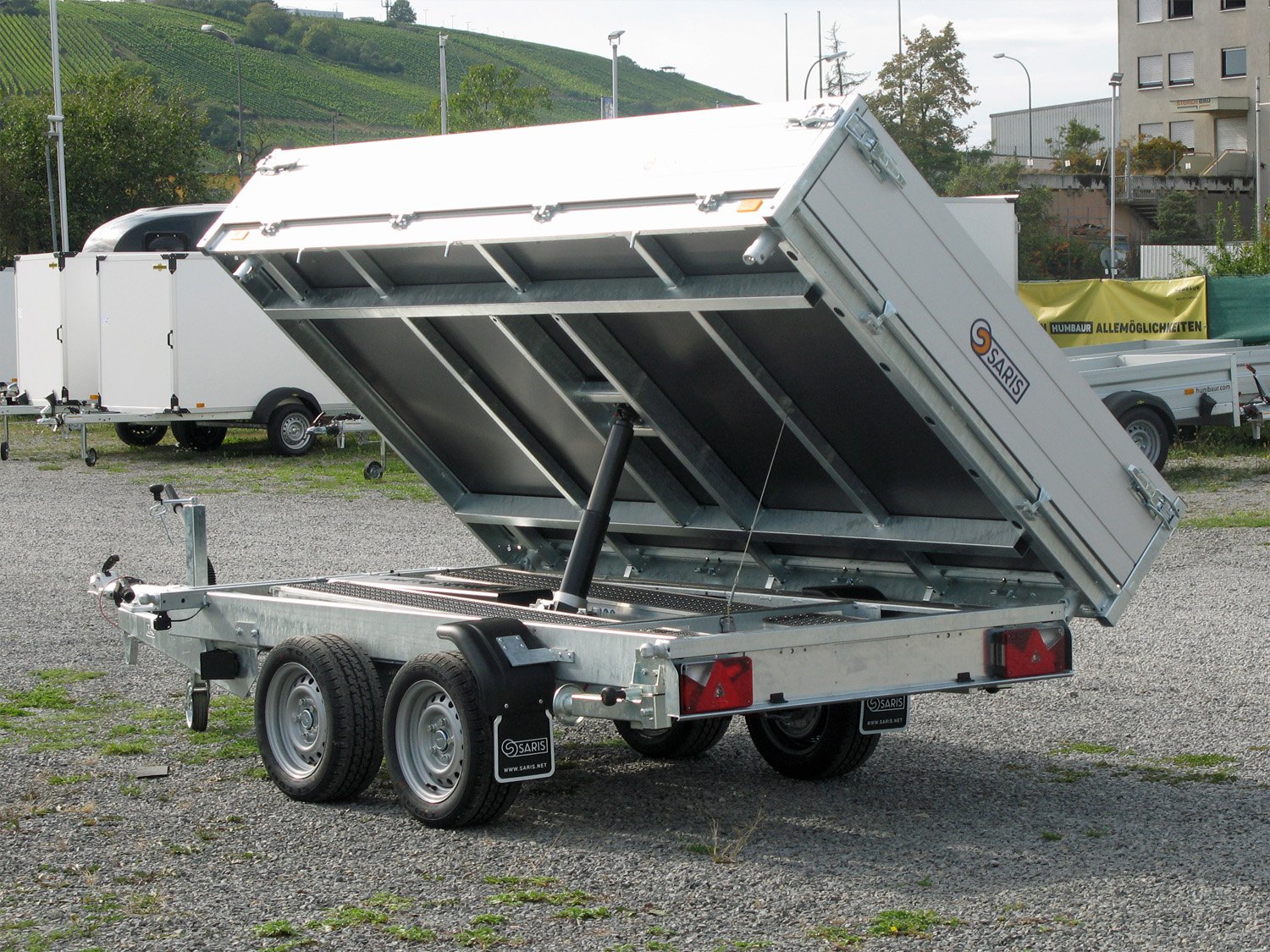 Saris 3-Seiten-Kipper K3 306 170 3500 2 E Profi – E-Pumpe, Rampen u. Stützen – Ladefläche 306 × 170 cm – 3500 kg – Tandemachser – Ansicht 2