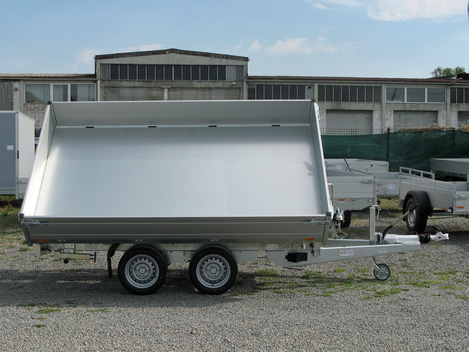 Saris 3-Seiten-Kipper K3 306 170 3500 2 E Profi – E-Pumpe, Rampen u. Stützen – Ladefläche 306 × 170 cm – 3500 kg – Tandemachser – Ansicht 3