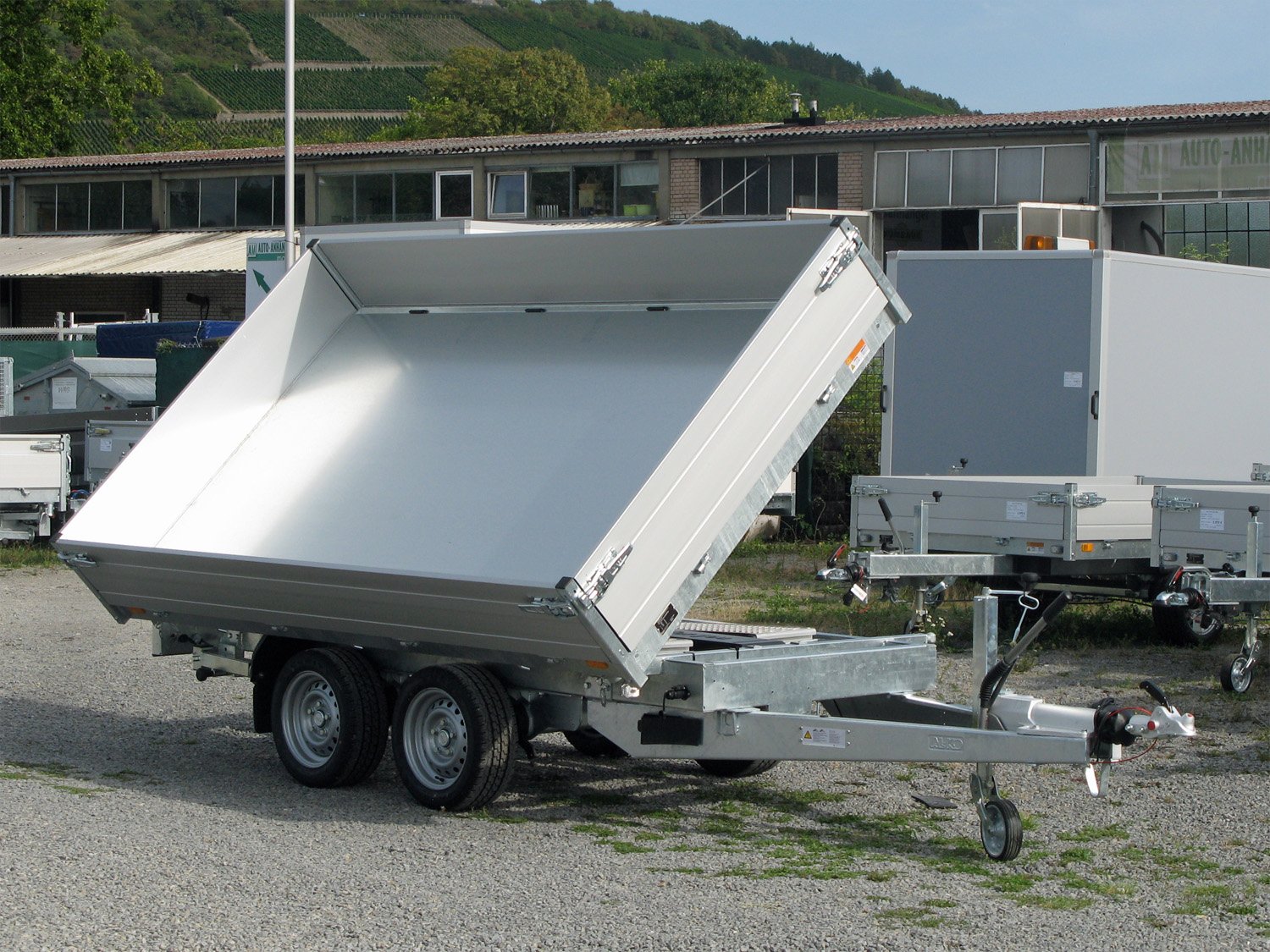 Saris 3-Seiten-Kipper K3 306 170 3500 2 E Profi – E-Pumpe, Rampen u. Stützen – Ladefläche 306 × 170 cm – 3500 kg – Tandemachser – Ansicht 4