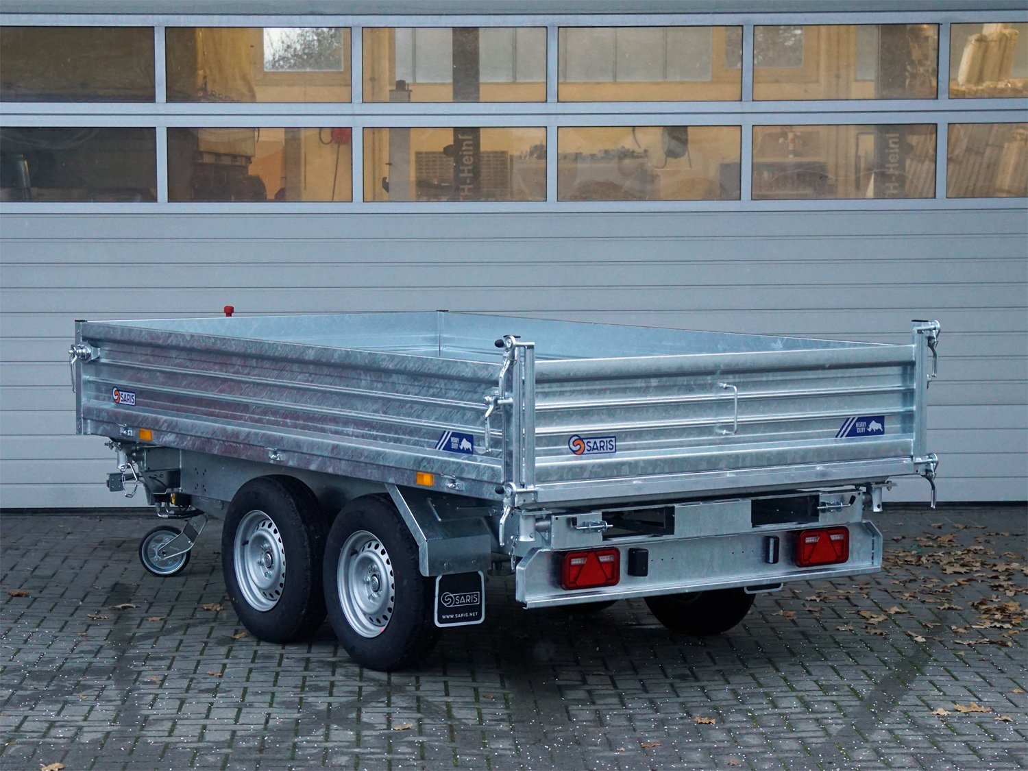 Saris 3-Seiten-Kipper K3 310 176 3000 2 HDS E – Heavy Duty Steel – Ladefläche 310 × 176 cm – 3000 kg – Tandemachser – Ansicht 4