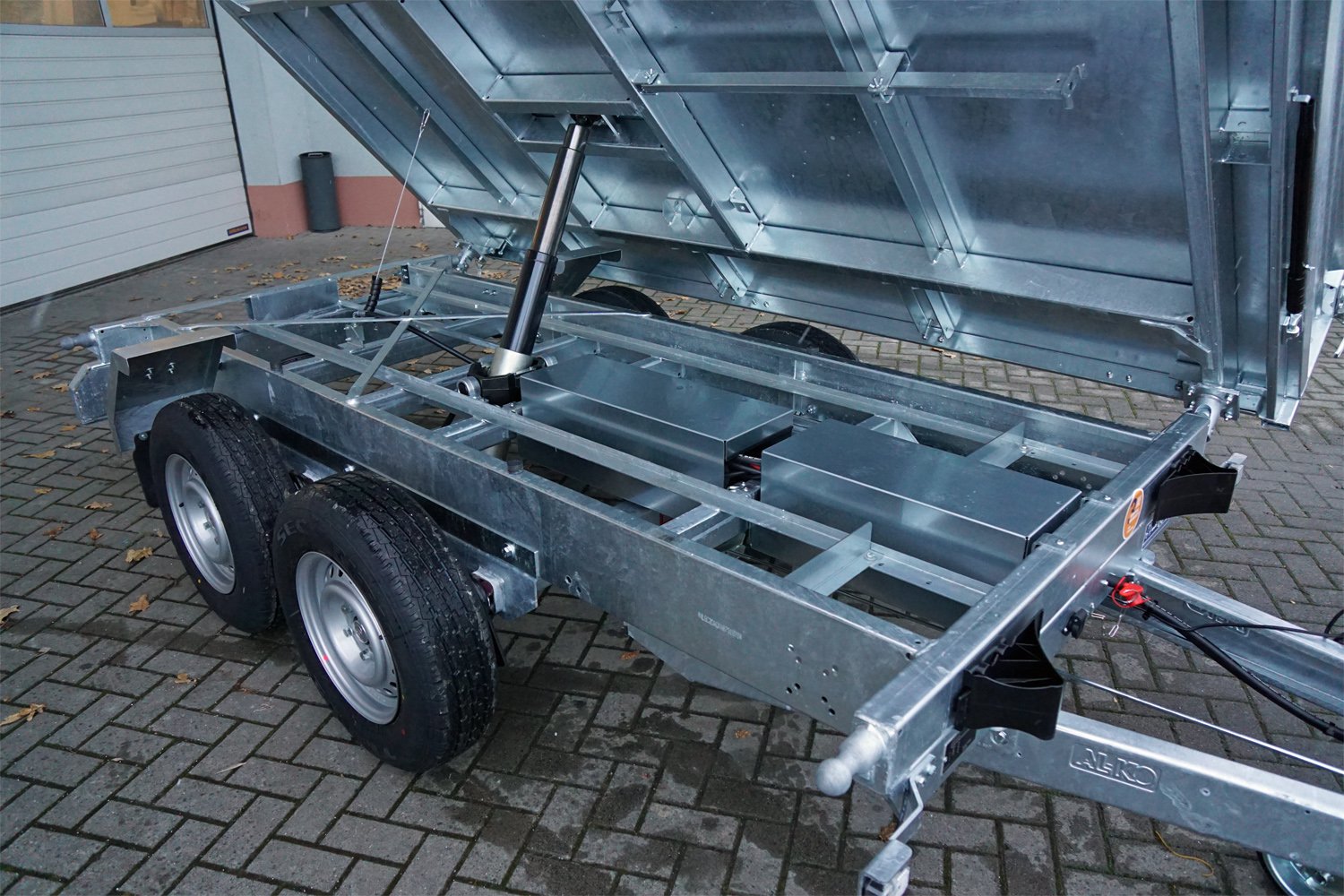 Saris 3-Seiten-Kipper K3 310 176 3000 2 HDS E – Heavy Duty Steel – Ladefläche 310 × 176 cm – 3000 kg – Tandemachser – Ansicht 5
