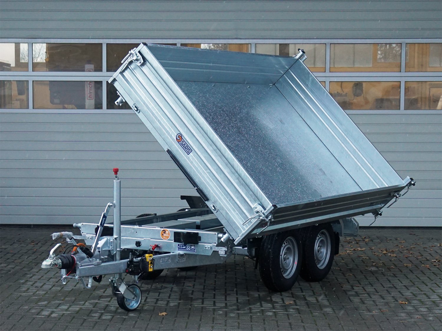 Saris 3-Seiten-Kipper K3 310 176 3500 2 HDS E – Heavy Duty Steel – Ladefläche 310 × 176 cm – 3500 kg – Tandemachser – Ansicht 1