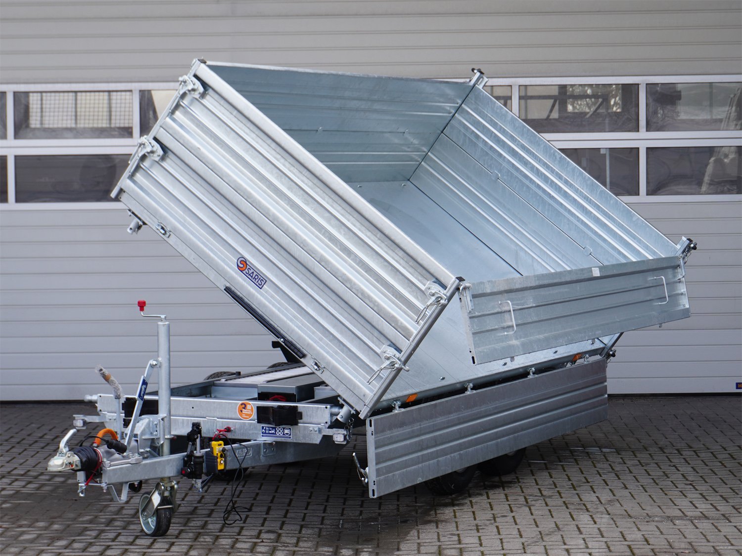 Saris 3-Seiten-Kipper K3 310 176 3500 2 HDS E – Heavy Duty Steel, Rampen, Stützen, BWA – Ladefläche 310 × 176 cm – 3500 kg – Tandemachser – Ansicht 1