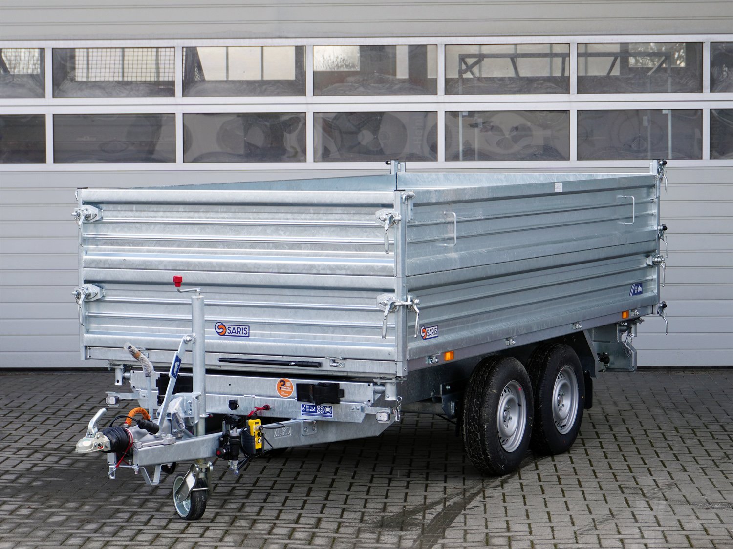 Saris 3-Seiten-Kipper K3 310 176 3500 2 HDS E – Heavy Duty Steel, Rampen, Stützen, BWA – Ladefläche 310 × 176 cm – 3500 kg – Tandemachser – Ansicht 2