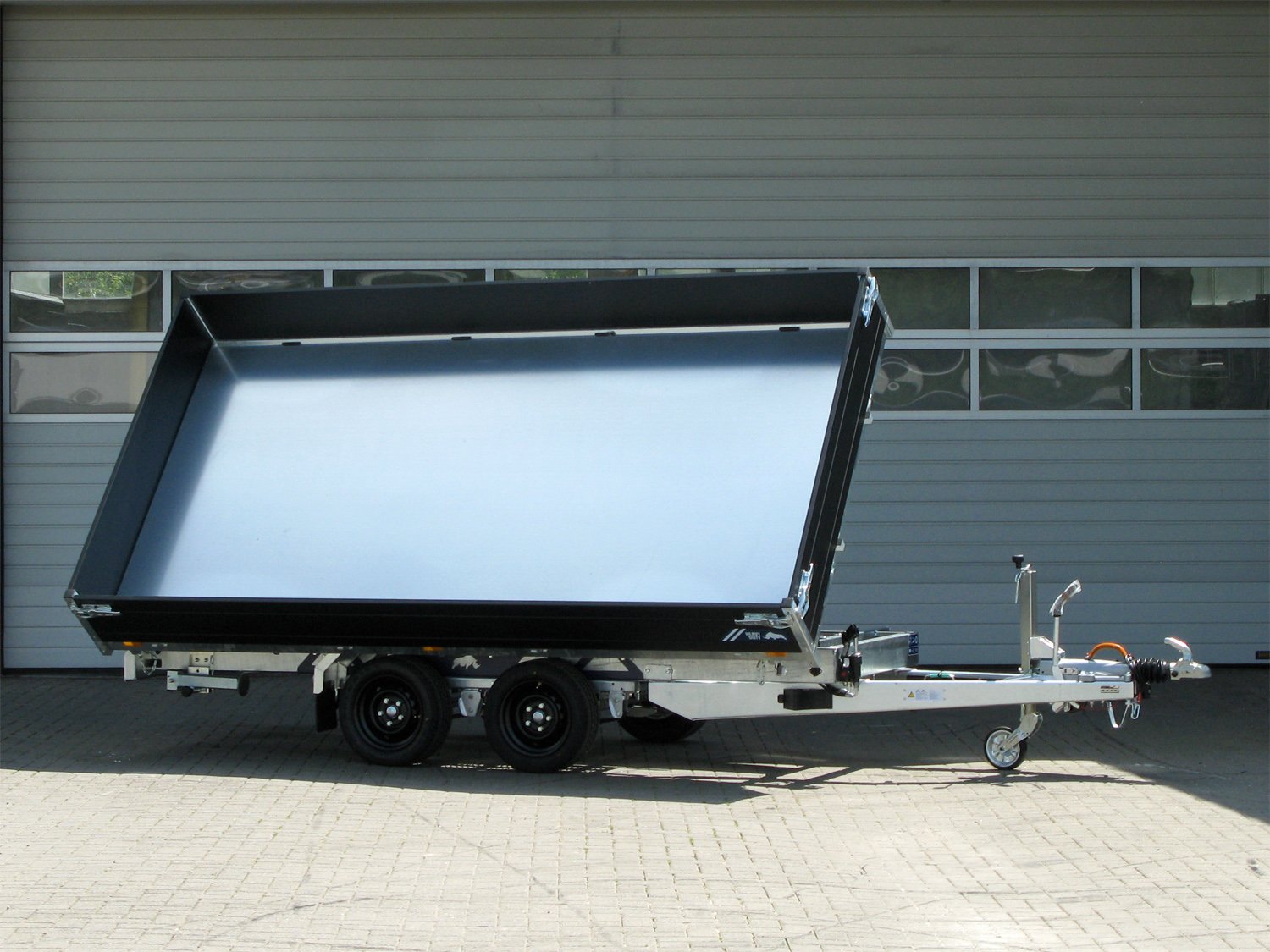 Saris 3-Seiten-Kipper K3 356 184 3500 2 HD E Profi – Heavy Duty Rampen, Stützen Nothandp. – Ladefläche 356 × 184 cm – 3500 kg – Tandemachser – Ansicht 1