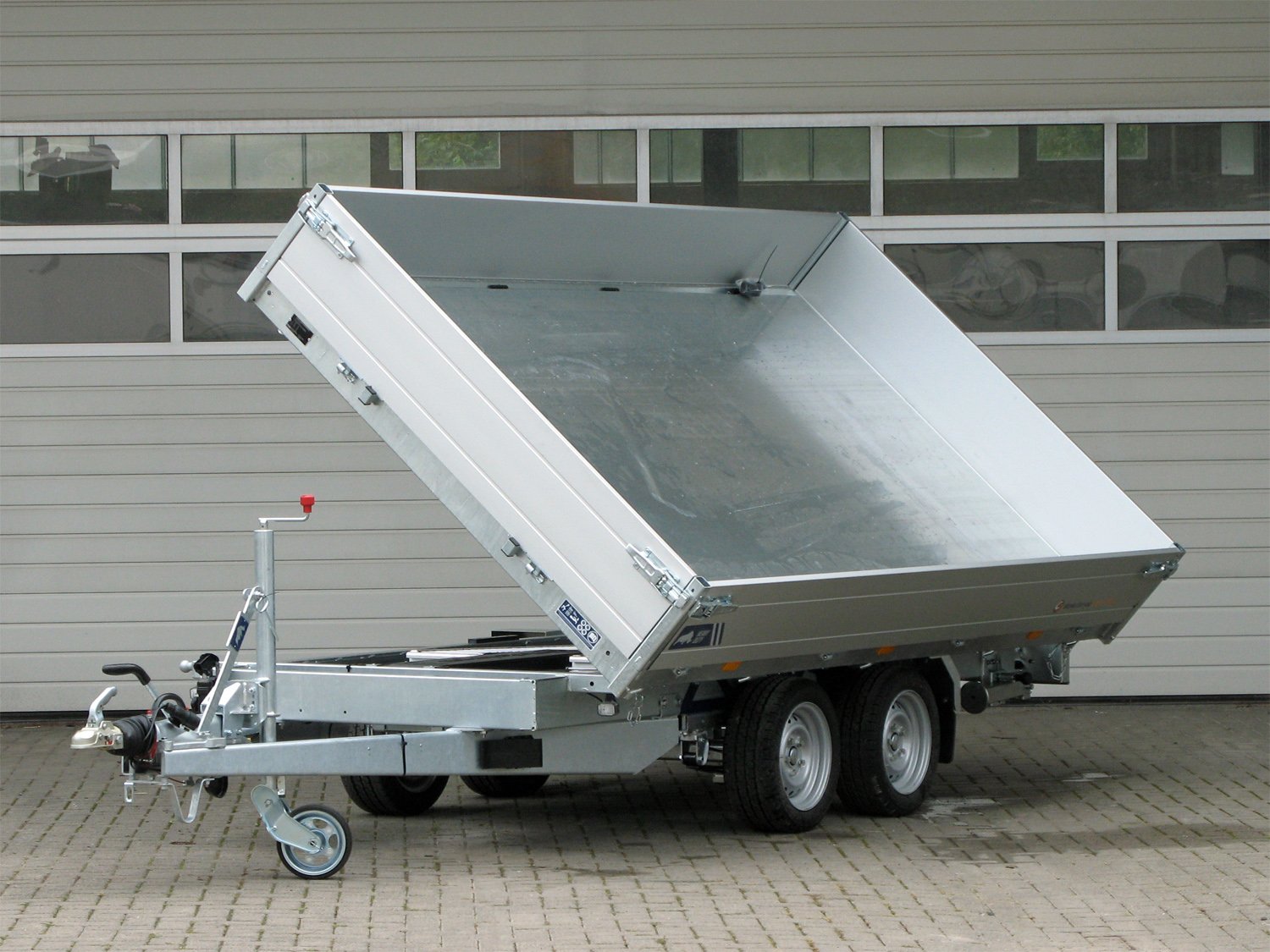 Saris 3-Seiten-Kipper K3 356 184 3500 2 HD E Profi Plus – Heavy Duty Rampen, Stützen Nothandp. – Ladefläche 356 × 184 cm – 3500 kg – Tandemachser – Ansicht 1