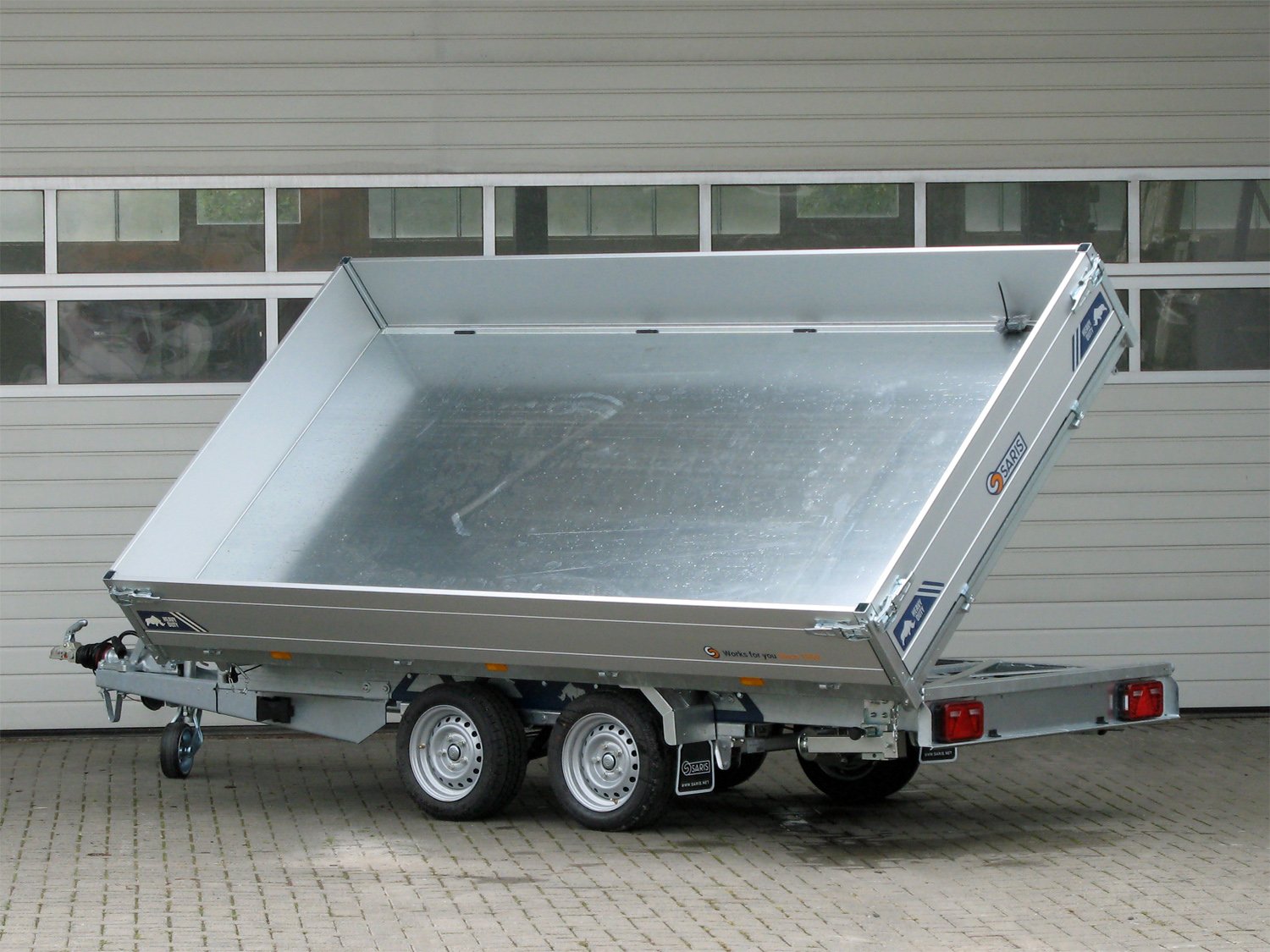 Saris 3-Seiten-Kipper K3 356 184 3500 2 HD E Profi Plus – Heavy Duty Rampen, Stützen Nothandp. – Ladefläche 356 × 184 cm – 3500 kg – Tandemachser – Ansicht 2