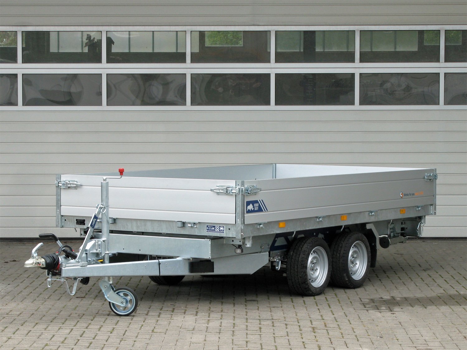 Saris 3-Seiten-Kipper K3 356 184 3500 2 HD E Profi Plus – Heavy Duty Rampen, Stützen Nothandp. – Ladefläche 356 × 184 cm – 3500 kg – Tandemachser – Ansicht 3