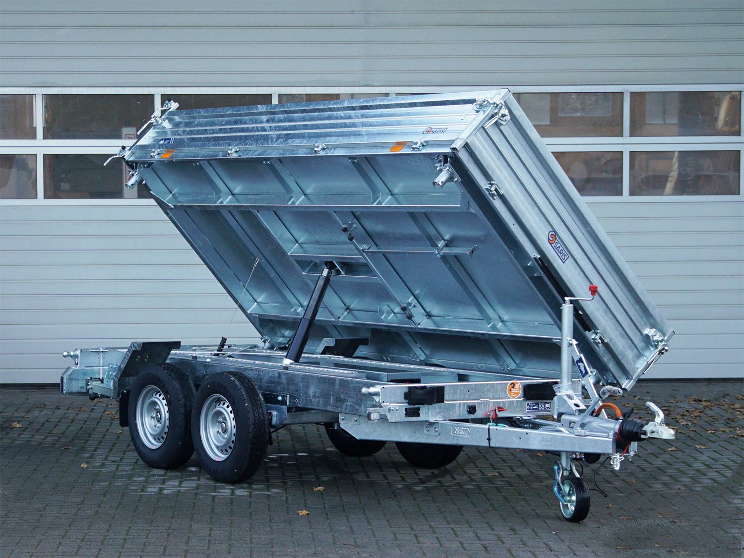Saris 3-Seiten-Kipper K3 360 176 3500 2 HDS E – Heavy Duty Steel – Ladefläche 360 × 176 cm – 3500 kg – Tandemachser – Ansicht 1
