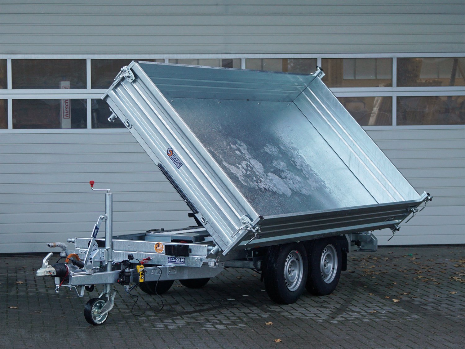 Saris 3-Seiten-Kipper K3 360 176 3500 2 HDS E – Heavy Duty Steel, Rampen, Stützen – Ladefläche 360 × 176 cm – 3500 kg – Tandemachser – Ansicht 2