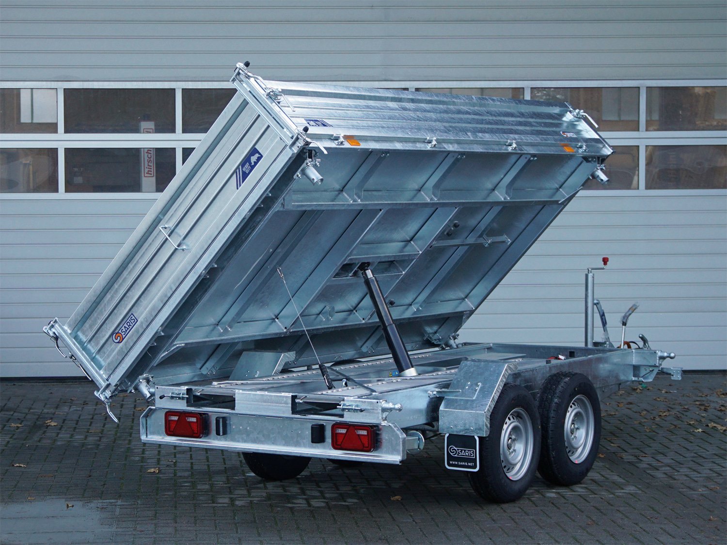 Saris 3-Seiten-Kipper K3 360 176 3500 2 HDS E – Heavy Duty Steel, Rampen, Stützen – Ladefläche 360 × 176 cm – 3500 kg – Tandemachser – Ansicht 3