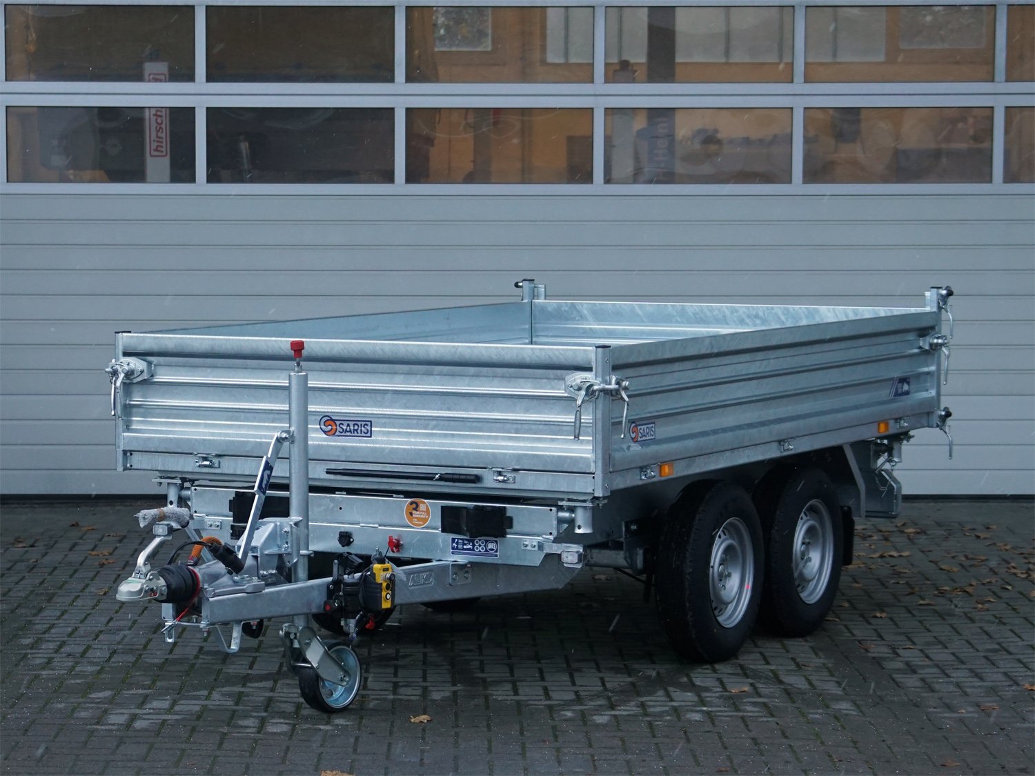 Saris 3-Seiten-Kipper K3 360 176 3500 2 HDS E – Heavy Duty Steel, Rampen, Stützen – Ladefläche 360 × 176 cm – 3500 kg – Tandemachser – Ansicht 5