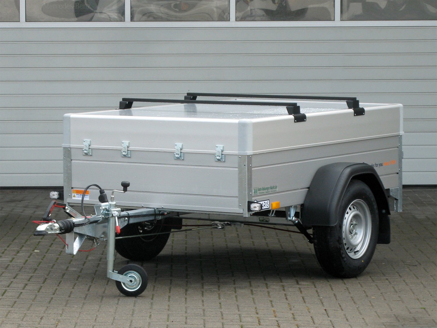 Saris Kastenanhänger MC 205 133 750 1 – Deckelanhänger – Ladefläche 205 × 133 cm – 750 kg – Einachser – Ansicht 1