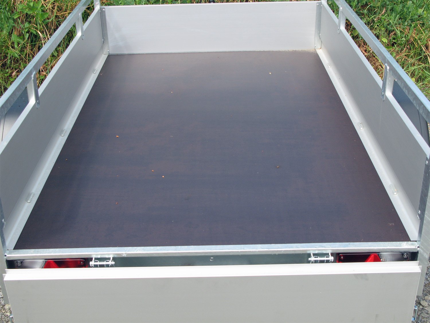 Saris Kastenanhänger MP 205 133 750 1 – kippbar – Ladefläche 205 × 133 cm – 750 kg – Einachser – Ansicht 4