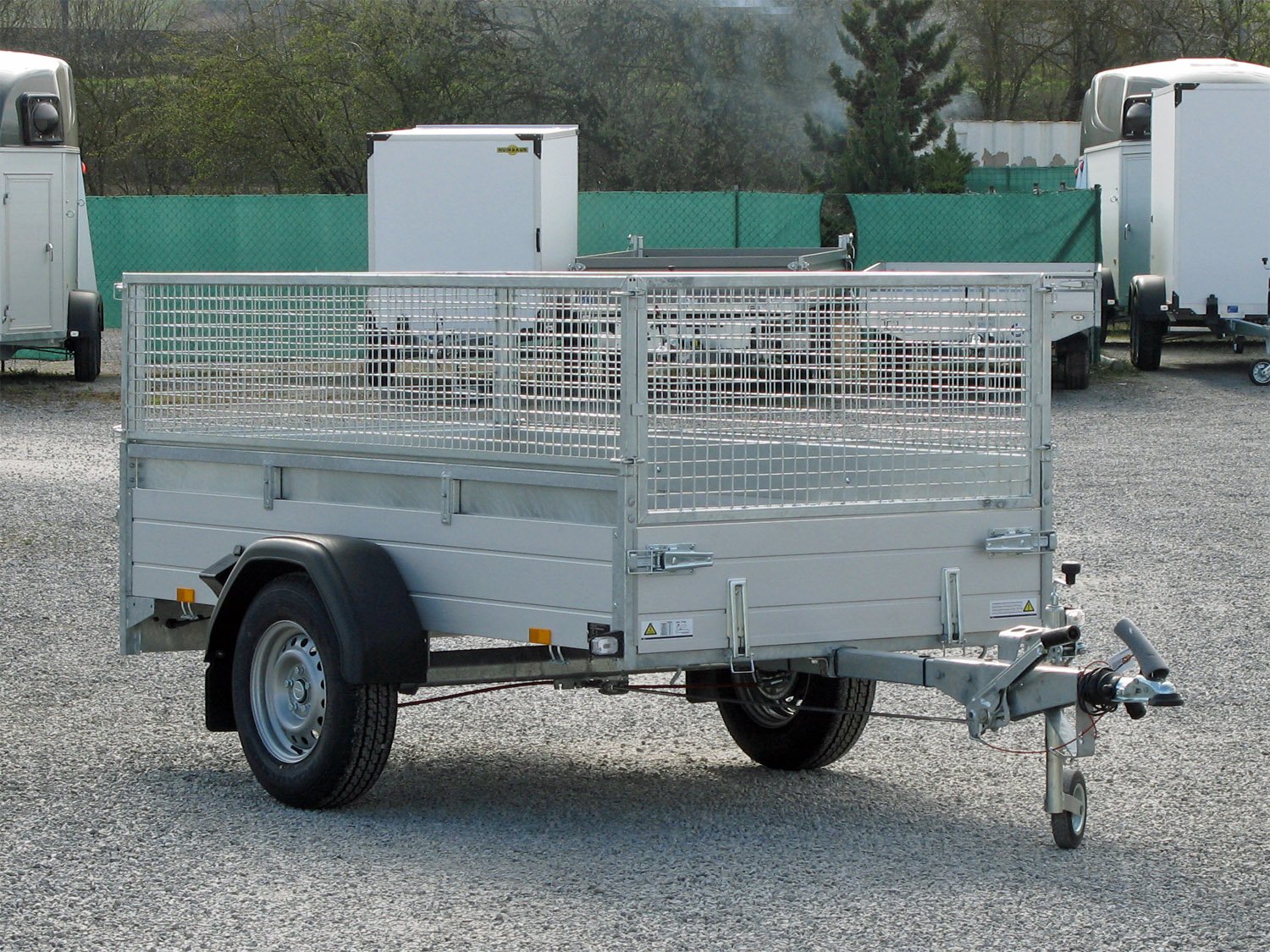 Saris Kastenanhänger MP 255 133 1350 1 – 100 km/h - Gitteraufsatz – Ladefläche 255 × 133 cm – 1350 kg – Einachser – Ansicht 1