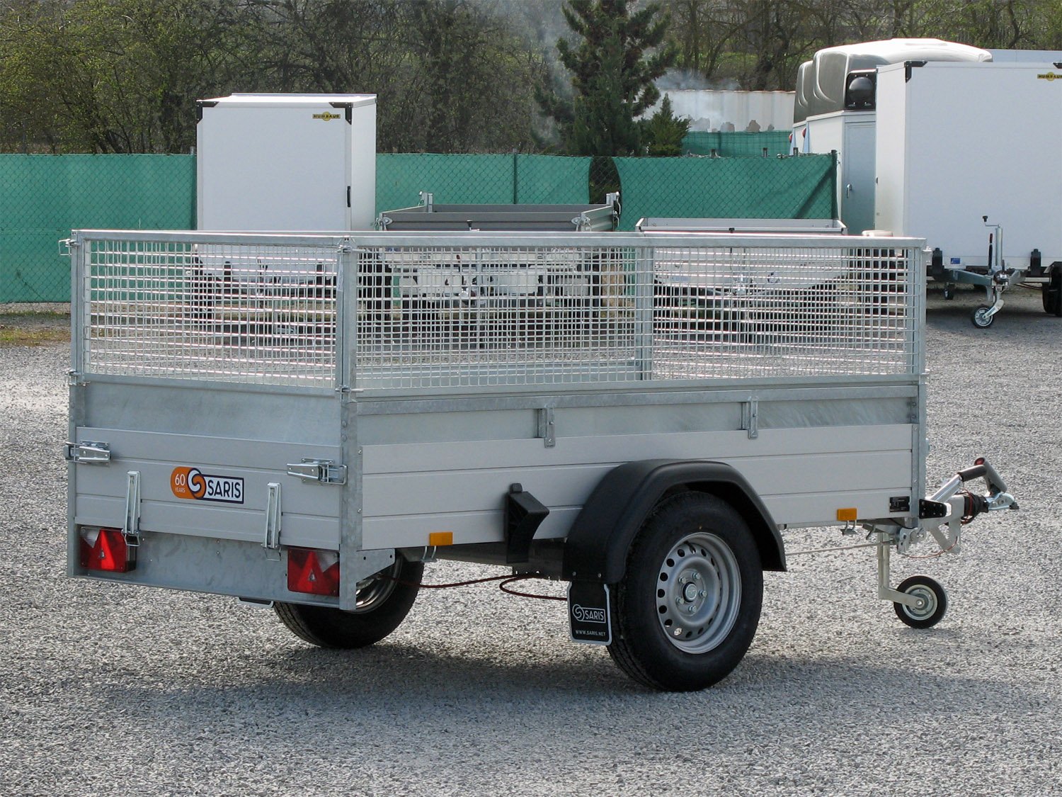 Saris Kastenanhänger MP 255 133 1350 1 – 100 km/h - Gitteraufsatz – Ladefläche 255 × 133 cm – 1350 kg – Einachser – Ansicht 2