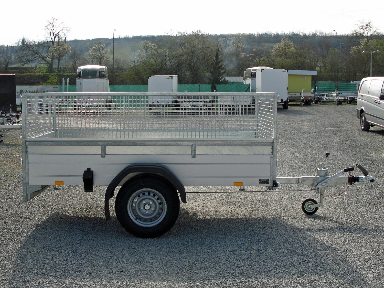 Saris Kastenanhänger MP 255 133 1350 1 – 100 km/h - Gitteraufsatz – Ladefläche 255 × 133 cm – 1350 kg – Einachser – Ansicht 3