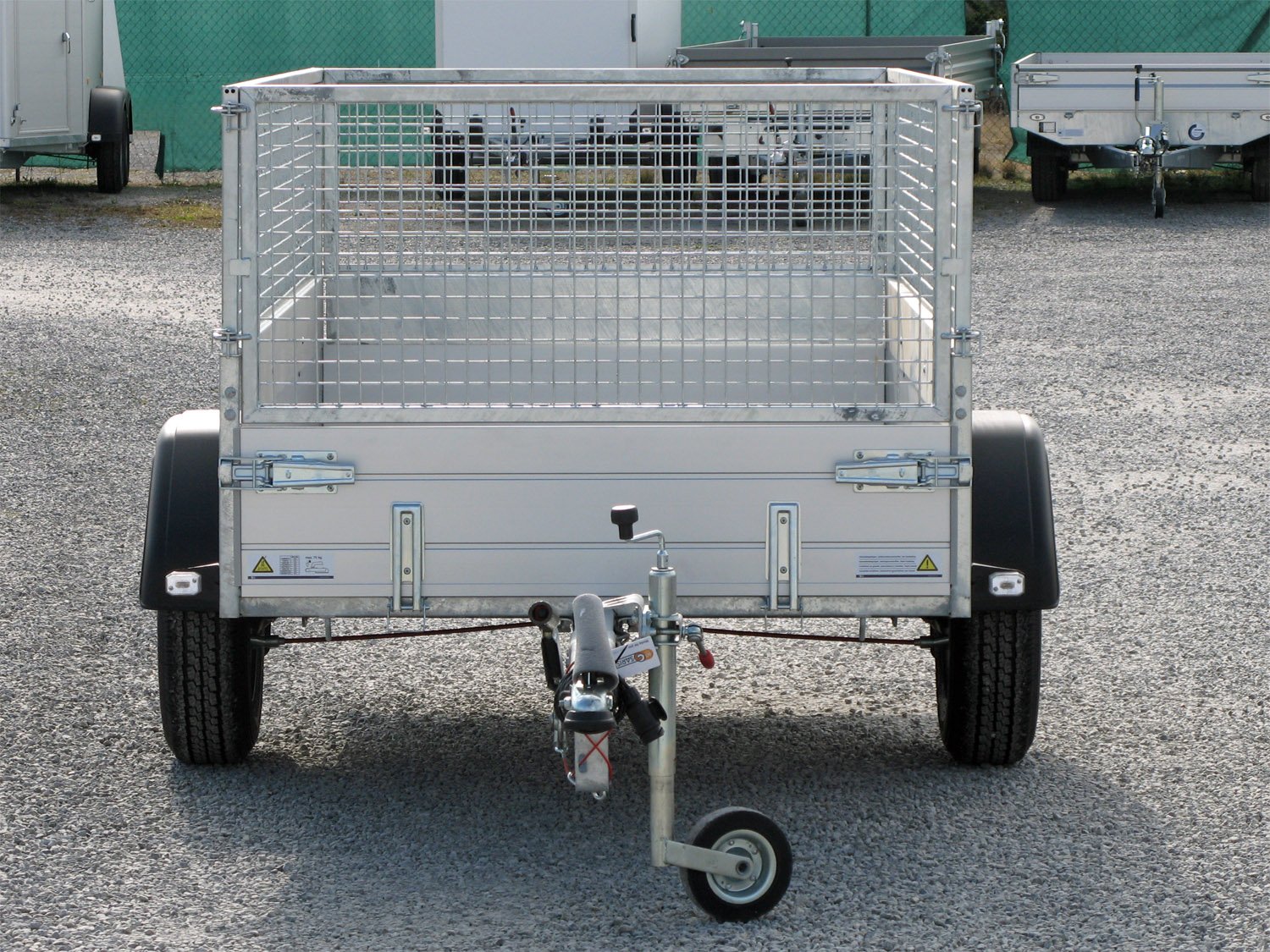 Saris Kastenanhänger MP 255 133 1350 1 – 100 km/h - Gitteraufsatz – Ladefläche 255 × 133 cm – 1350 kg – Einachser – Ansicht 4