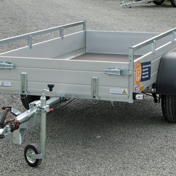 Saris Kastenanhänger MP 255 133 1350 1 – 100 km/h und Klappe vorne – Ladefläche 255 × 133 cm – 1350 kg – Einachser – Ansicht 1