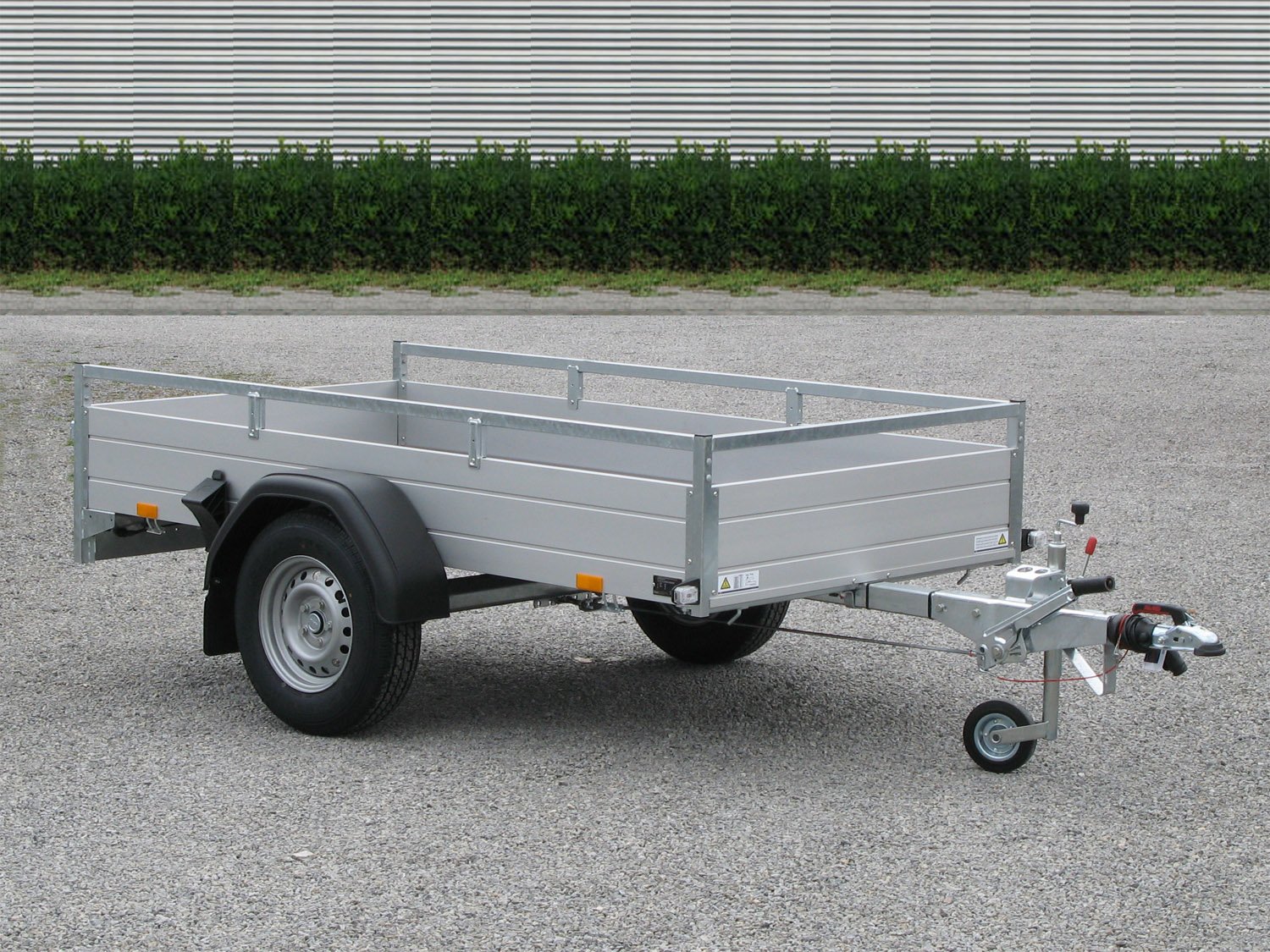 Saris Kastenanhänger MP 255 133 1350 1 – 1200kg GG 100km/h – Ladefläche 255 × 133 cm – 1200 kg – Einachser – Ansicht 1