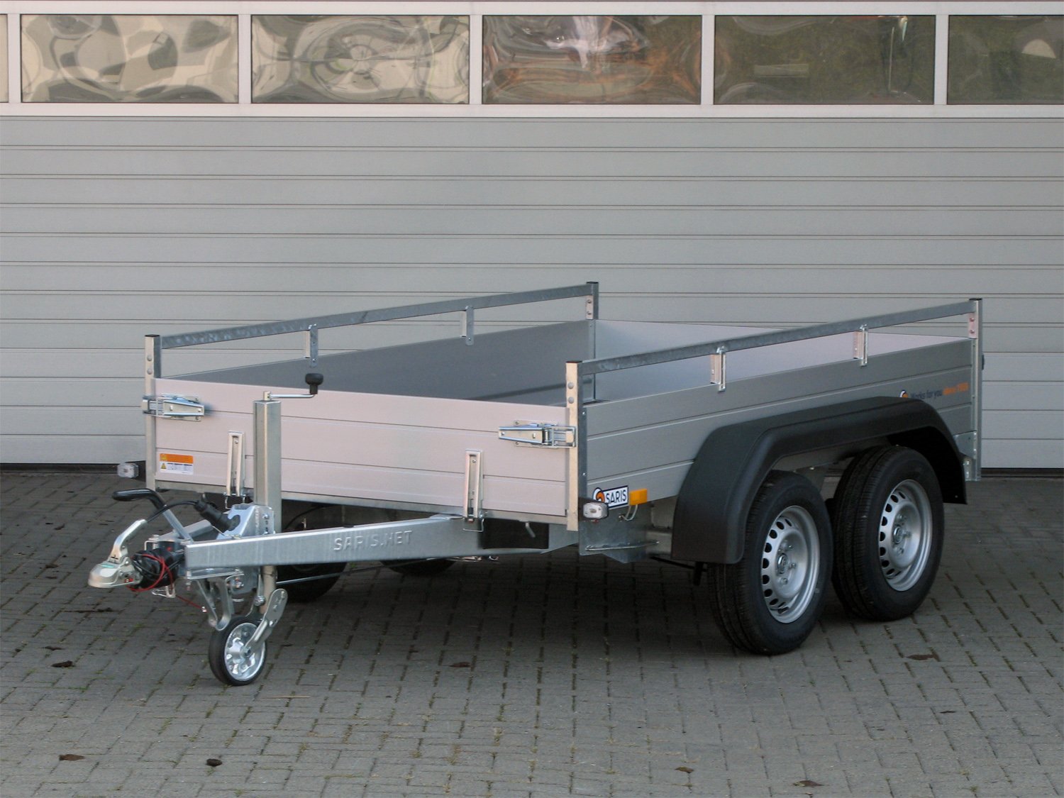 Saris Kastenanhänger MP 255 133 2000 2 – klappbare Vorderwand – Ladefläche 255 × 133 cm – 2000 kg – Tandemachser – Ansicht 1