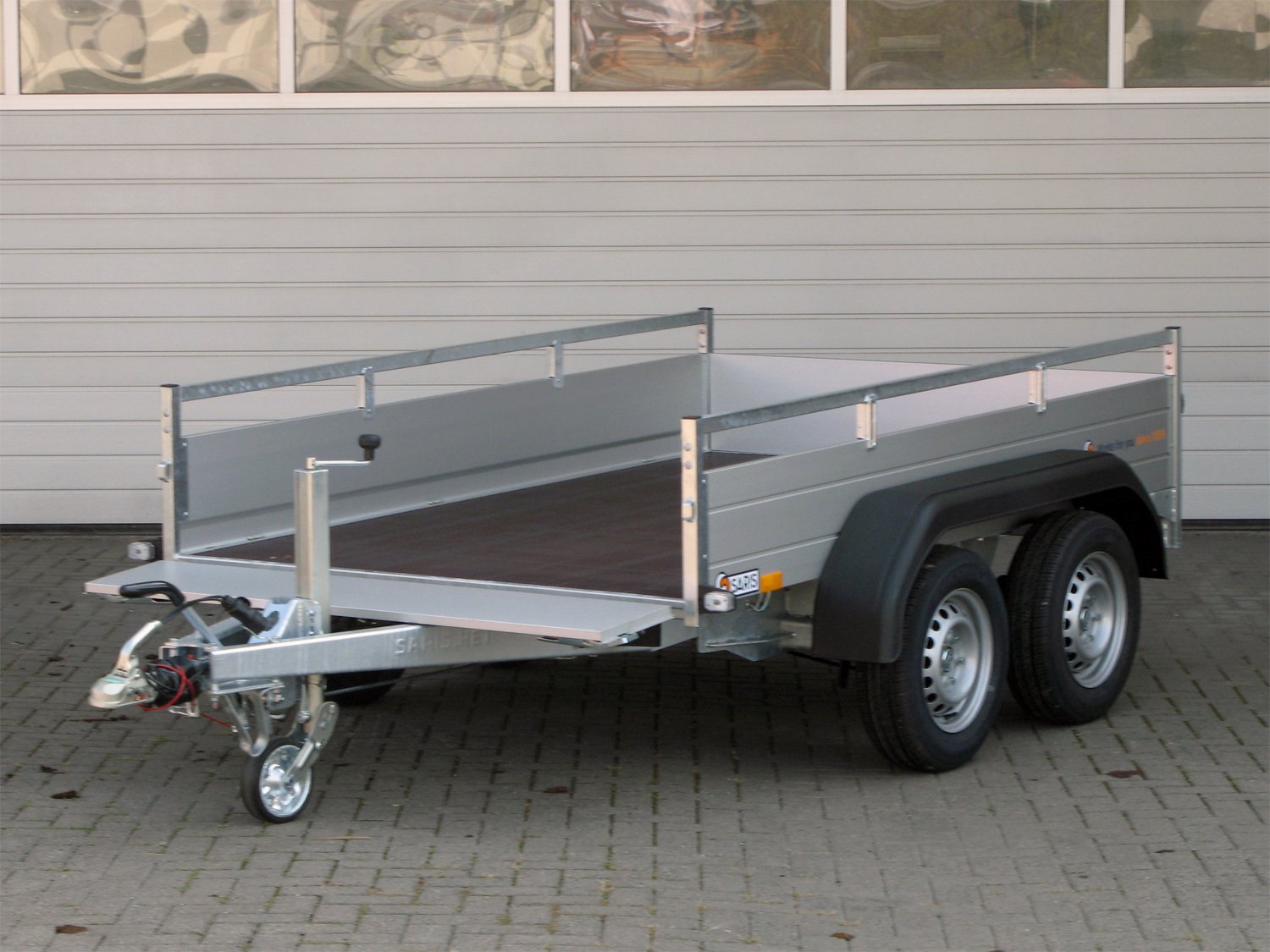 Saris Kastenanhänger MP 255 133 2000 2 – klappbare Vorderwand – Ladefläche 255 × 133 cm – 2000 kg – Tandemachser – Ansicht 2
