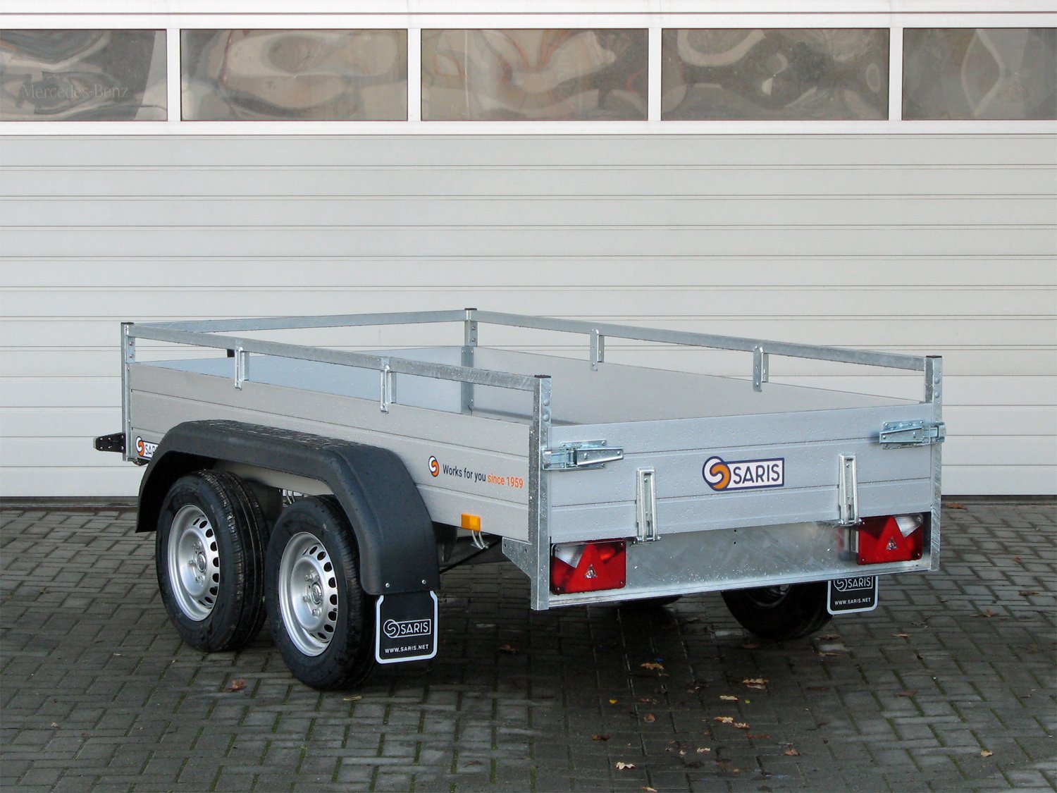 Saris Kastenanhänger MP 255 133 2000 2 – klappbare Vorderwand – Ladefläche 255 × 133 cm – 2000 kg – Tandemachser – Ansicht 3