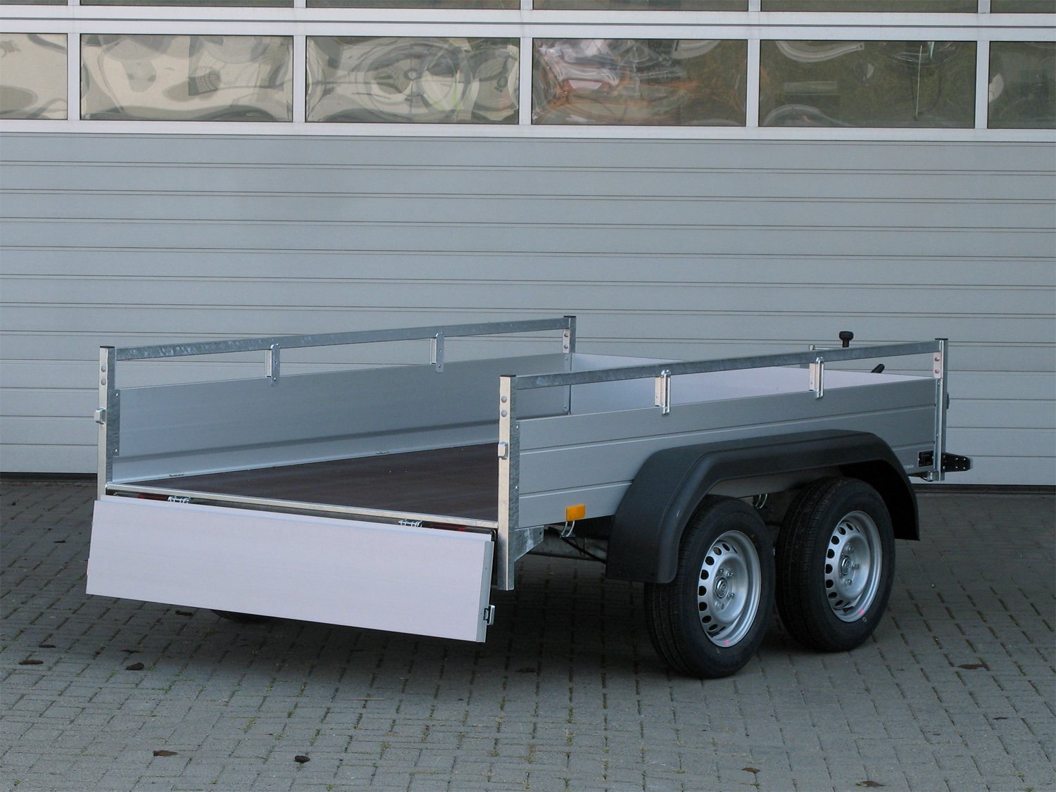 Saris Kastenanhänger MP 255 133 2000 2 – klappbare Vorderwand – Ladefläche 255 × 133 cm – 2000 kg – Tandemachser – Ansicht 4