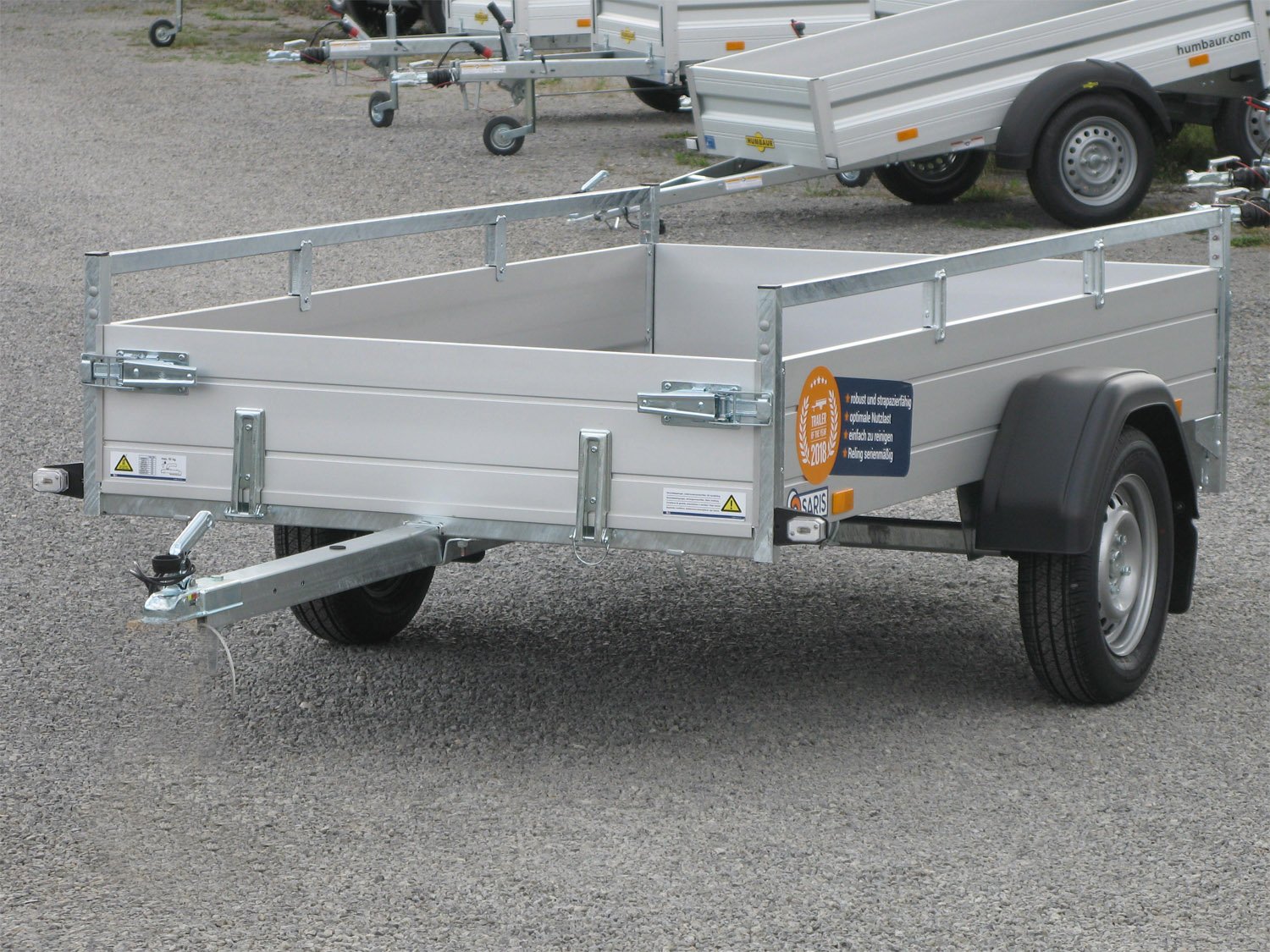 Saris Kastenanhänger MP 255 133 750 1 – klappbare Vorderwand – Ladefläche 255 × 133 cm – 750 kg – Einachser – Ansicht 1