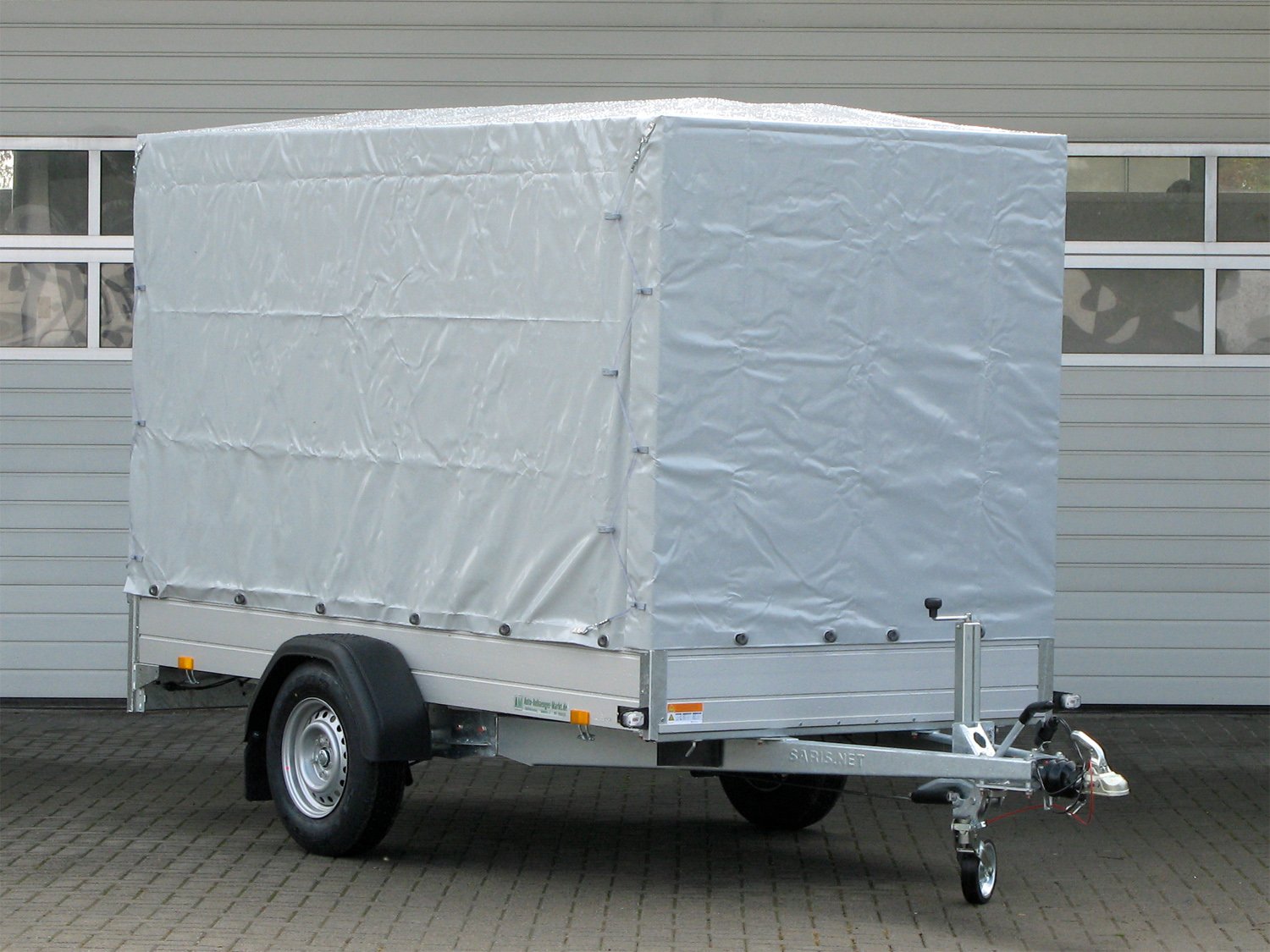 Saris Kastenanhänger MP 305 153 1500 1 – Planenaufbau 1800 mm 100km/h – Ladefläche 305 × 153 cm – 1500 kg – Einachser – Ansicht 1