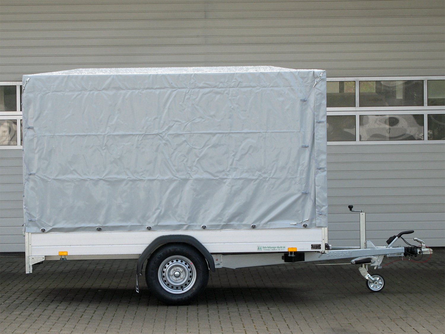 Saris Kastenanhänger MP 305 153 1500 1 – Planenaufbau 1800 mm 100km/h – Ladefläche 305 × 153 cm – 1500 kg – Einachser – Ansicht 2