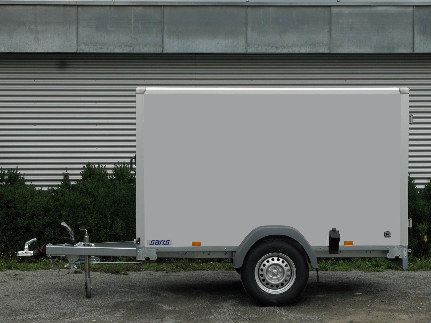 Saris Kofferanhänger GO 256 134 150 1350 1 – 2 Airlineschienen im Boden – Ladefläche 256 × 134 cm – 1350 kg – Einachser – Ansicht 2