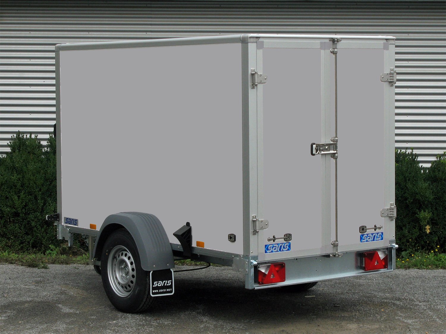 Saris Kofferanhänger GO 256 134 150 1350 1 – 2 Airlineschienen im Boden – Ladefläche 256 × 134 cm – 1350 kg – Einachser – Ansicht 3